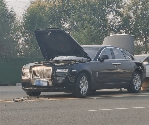 易多投资 “老头乐”逆行撞上劳斯莱斯 全责争议引发热议